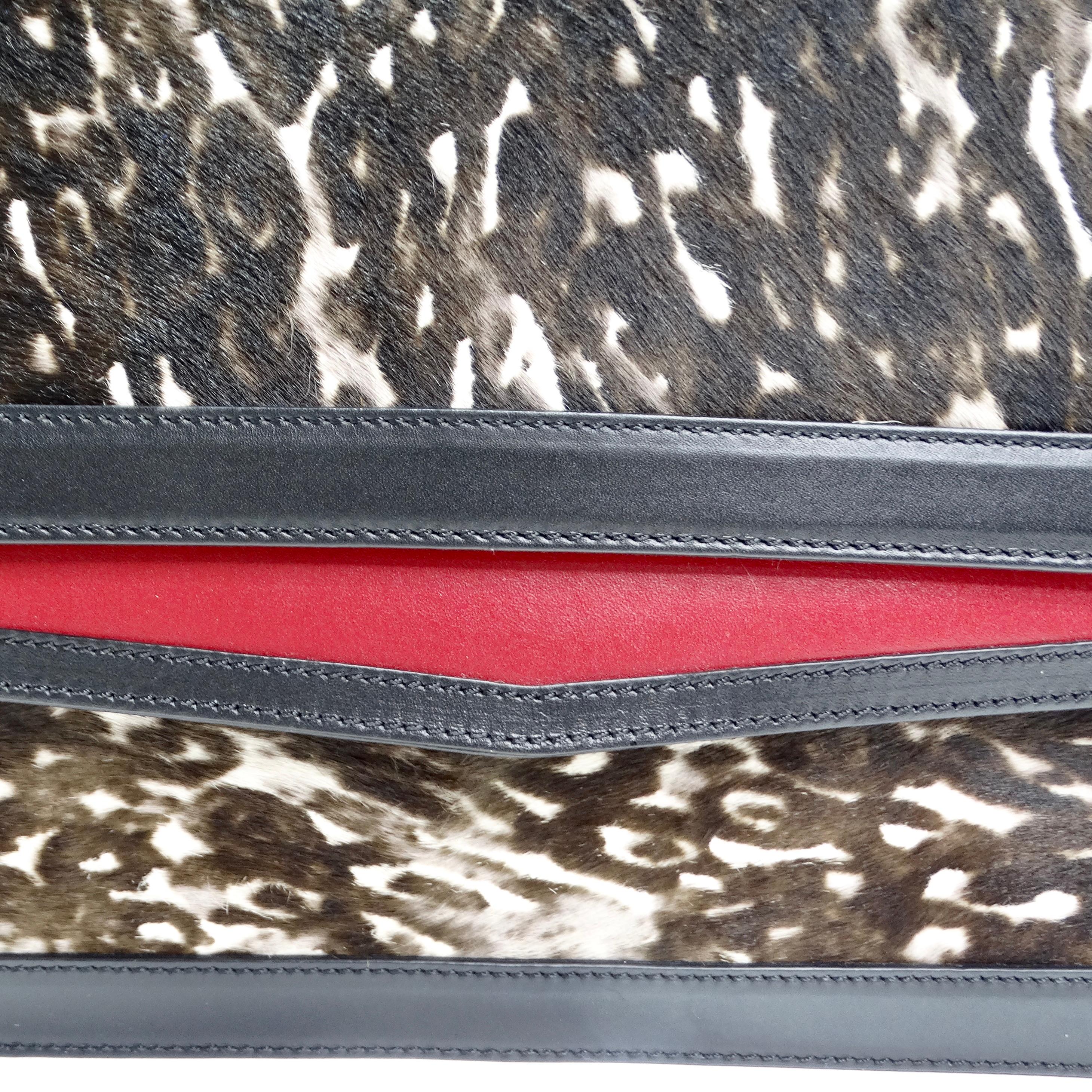 Voici le sac à rabat en poils de poney de Christian Louboutin, une pièce d'exception qui respire le luxe et la sophistication avec une touche de glamour avant-gardiste. Ce sac classique à rabat carré est fabriqué à partir de luxueux poils de poney
