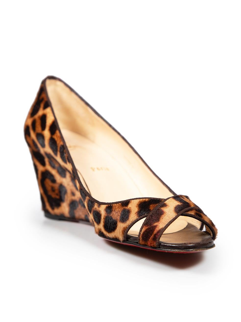 CONDITION is Very good. Minimal wear to the shoes is evident, there are abrasions on the front tips and discolouration on the insoles of this used Christian Louboutin designer resale item. This item comes with the original dust bag.
  
  
  
 