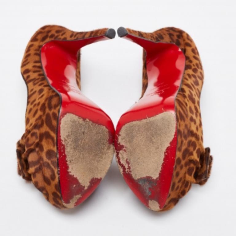 The House of Christian Louboutin brings an element of class to your closet with these stunning Lady Peep pumps. They are created using brown-tan leopard printed calf hair, with a bow on the front. They showcase peep toes, platforms, and tall heels.