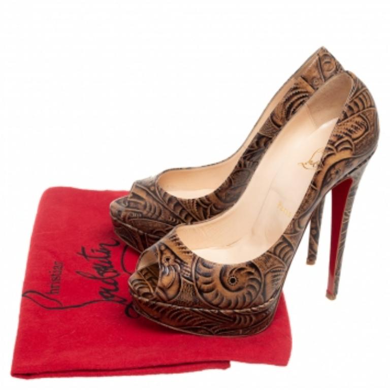 Questo splendido paio di décolleté Altadama di Christian Louboutin aggiungerà sicuramente un tocco di classe ai tuoi outfit. Le décolleté peep-toe sono state realizzate in pelle stampata e sono dotate di comode solette. Sono dotate di tacco di 15