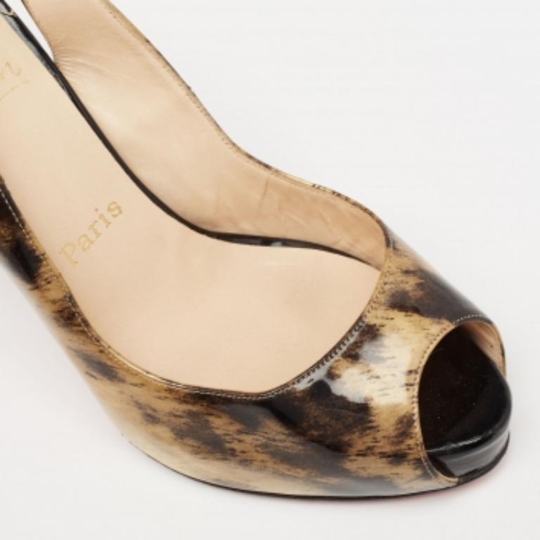 Glamurosas y atractivas, estas sandalias No Prive de Christian Louboutin sin duda te dejarán espectacular para el día. Están hechos de charol estampado negro-dorado. Presentan peep-toes, un slingback, plataformas y tacones finos. Enriquece tu estilo