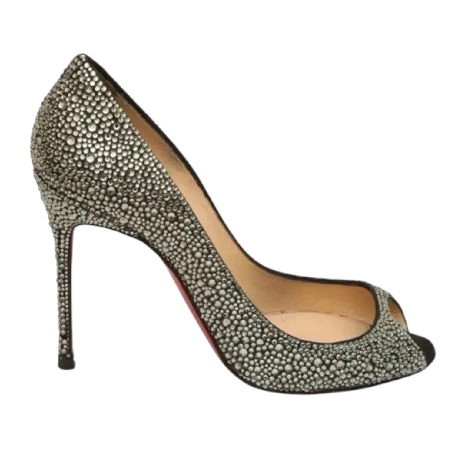 Christian Louboutin Crystal Pumps Schwarz Wildleder Sexy Strass Peep Toe Heels

Verkauft ohne Mehrwertsteuer $3.295

Größe: 38

Maße (ungefähr): - Absatz, 4,25