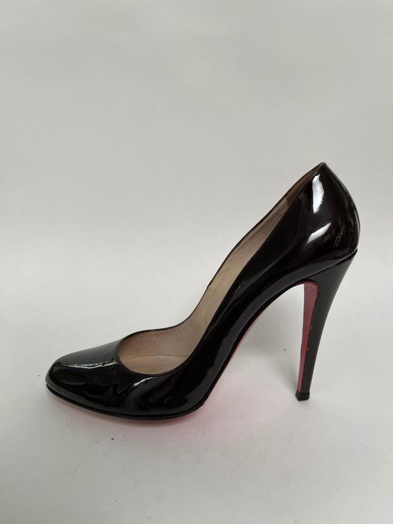 Black patent pump rounded toe and stiletto heel.