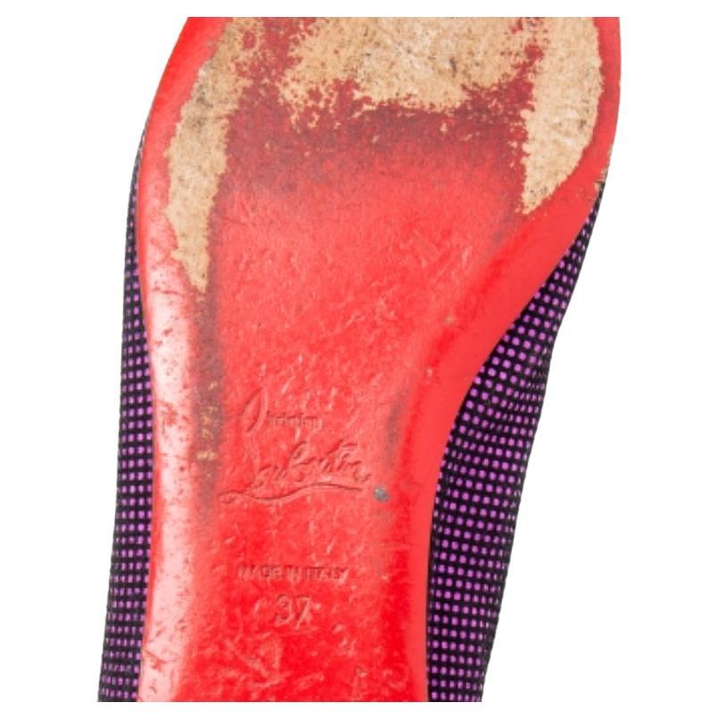 Irradiando elegancia y verdadera gracia femenina, estas bailarinas Rosella de Christian Louboutin son perfectas para ti que estás a la moda. Estas bailarinas moradas y negras tienen una silueta delicada con detalles de lazos en el empeine. Vienen