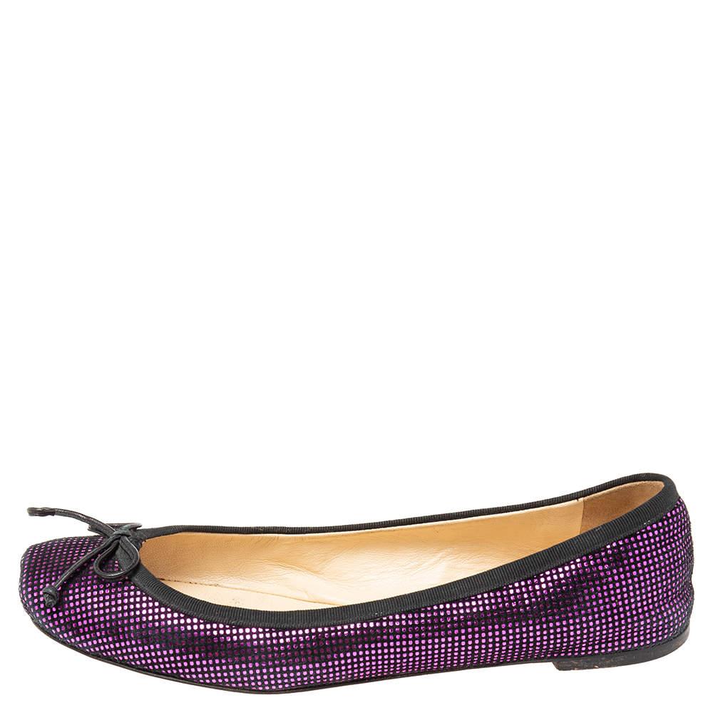 Radiating elegance and true feminine grace, these Rosella ballet flats from Christian Louboutin are perfect for the fashionable you! The purple and black flats are crafted into a dainty silhouette featuring bow detailing on the vamps. They come