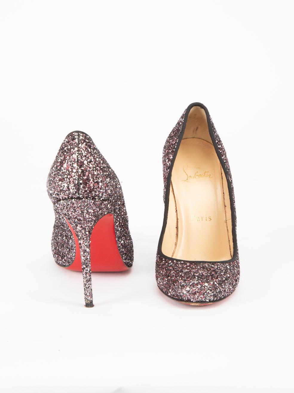 Beige Christian Louboutin escarpins à bout rond et paillettes violettes, taille IT 36 en vente