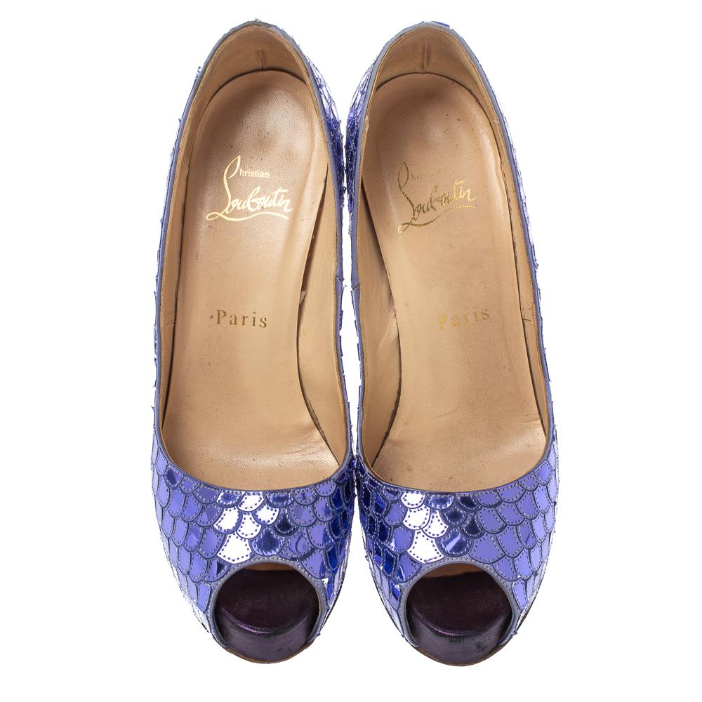 The Very Prive pumps from Christian Louboutin are sure to add some class to your outfits with their audacious line. Made of mirrored sequin patent leather in a purple hue, they raise the foot on concealed platforms and 12 cm heels. These pumps are