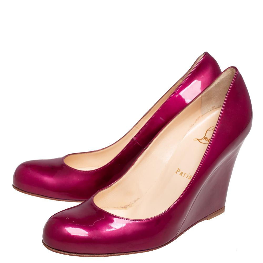 Toda colección de zapatos necesita un par de zapatos de salón como estas bellezas de Christian Louboutin. Se han confeccionado en charol morado y se han diseñado con puntera redonda y tacón de cuña. Añade hoy mismo este par a tu armario y lúcelo con