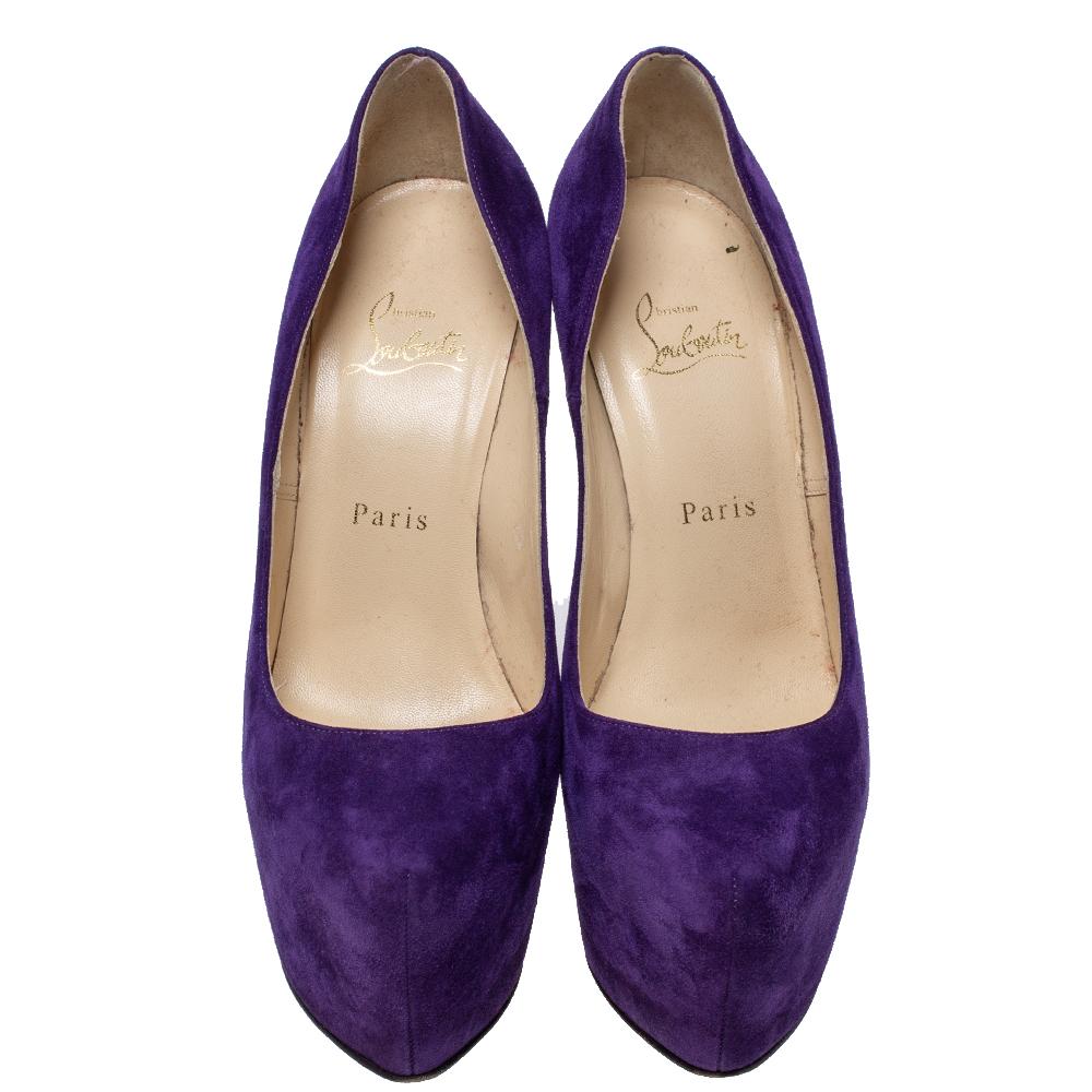 Porta il tuo amore per le Louboutin a nuove vette aggiungendo questo splendido paio alla tua collezione. Le décolleté parlano semplicemente di alta moda in ogni punto e curva. Gli esterni sono realizzati in pelle scamosciata e le décolleté sono