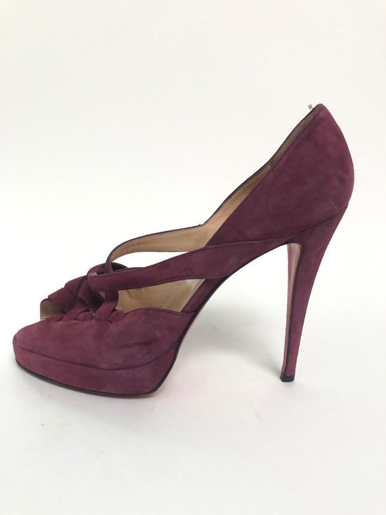 CHRISTIAN LOUBOUTIN purple suede peep toe pump In Good Condition For Sale In New York, NY