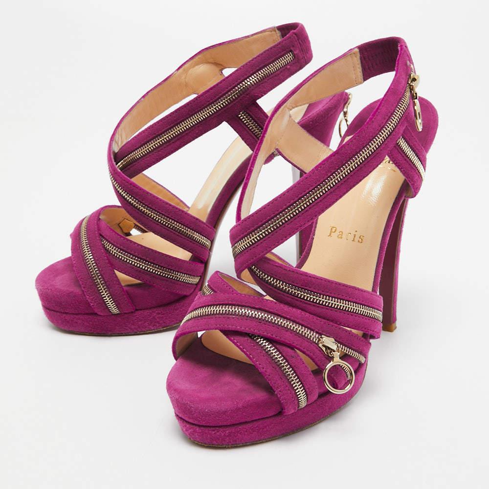 These sandals will frame your feet in an elegant manner. Crafted from quality materials, they display a classy design and comfortable insoles.