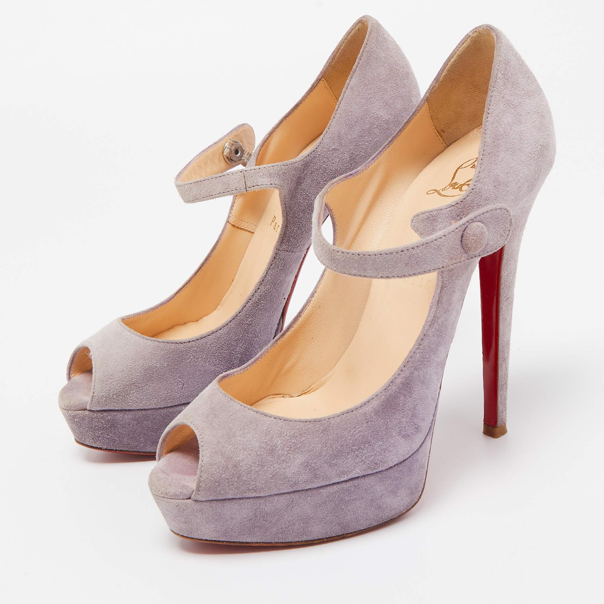 Make a chic style statement with these designer pumps. They showcase sturdy heels and durable soles, perfect for your fashionable outings!