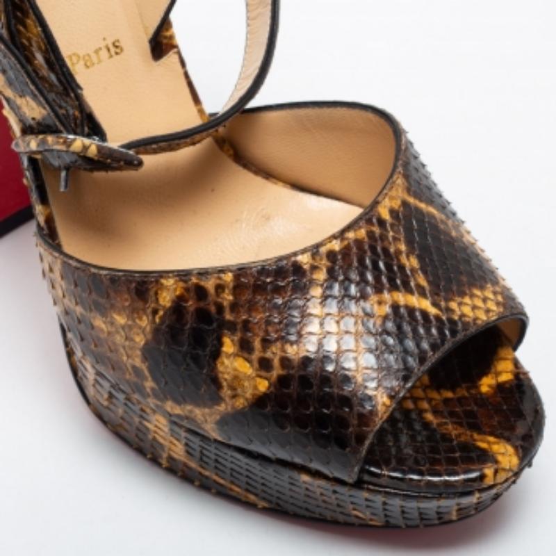 Christian Louboutin Python Leder Peep Toe Plattform Knöchelriemen Sandalen Größe 39 Damen im Angebot