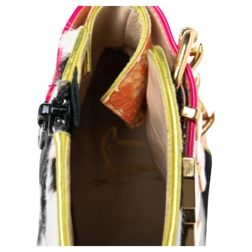 Provenant de la maison Christian Louboutin, ces bottes Triboclou sont conçues pour apporter de l'élégance, de la grâce et de la prestance. Ces bottes sont créées à partir de cuir verni multicolore, de poils de veau zébrés et de cuir de python pour