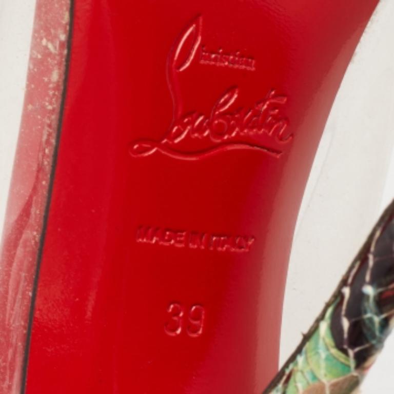Diese Pumps von Christian Louboutin sind alles, was Sie brauchen, um modisch und selbstbewusst aufzutreten! Sie sind aus mehrfarbigem Pythonleder und PVC gefertigt und haben eine spitze Metallkappe und einen schmalen Absatz. Die rot lackierten