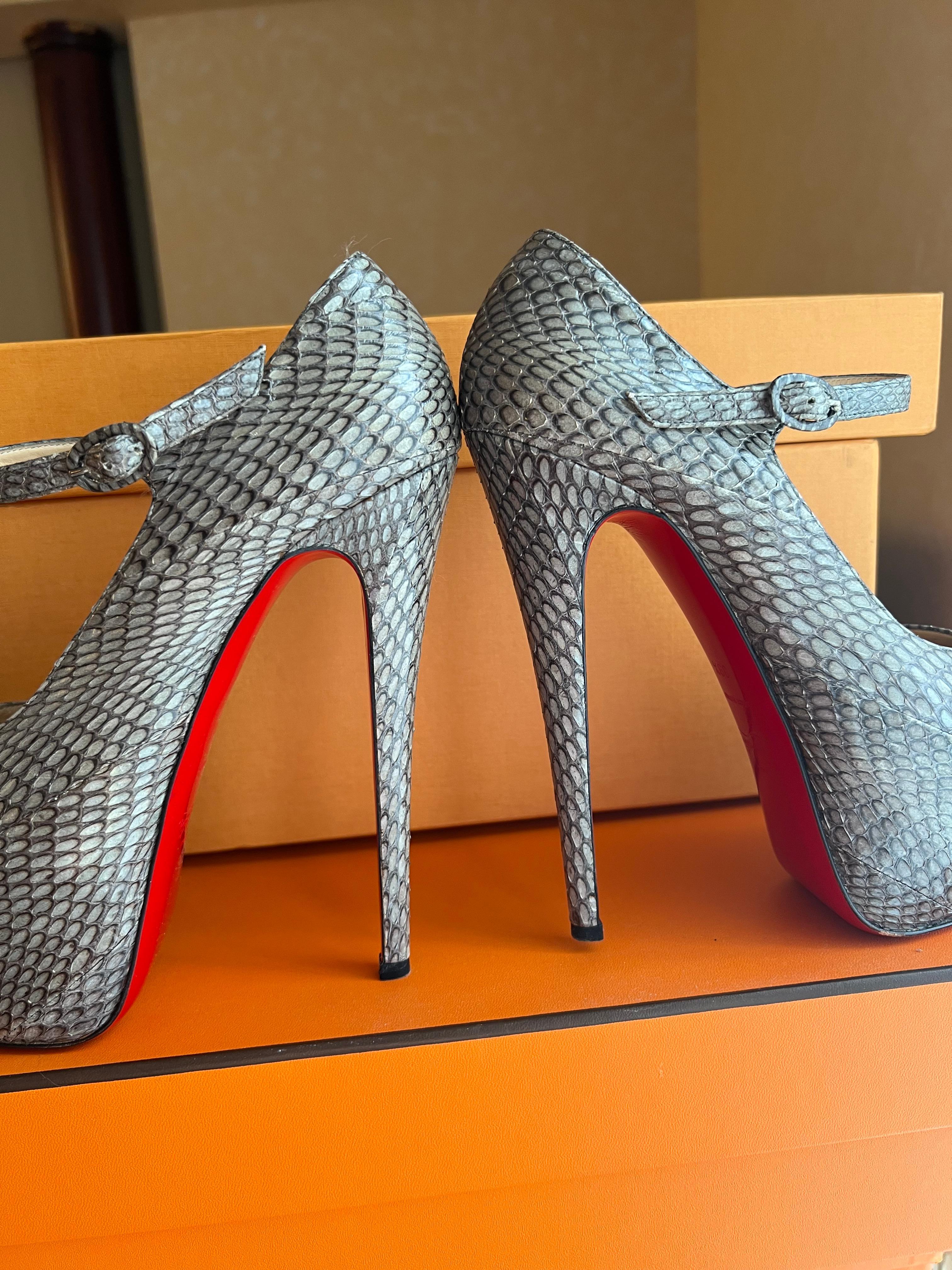 Christian Louboutin Python Shoes 39.5 In Excellent Condition For Sale In New York, NY