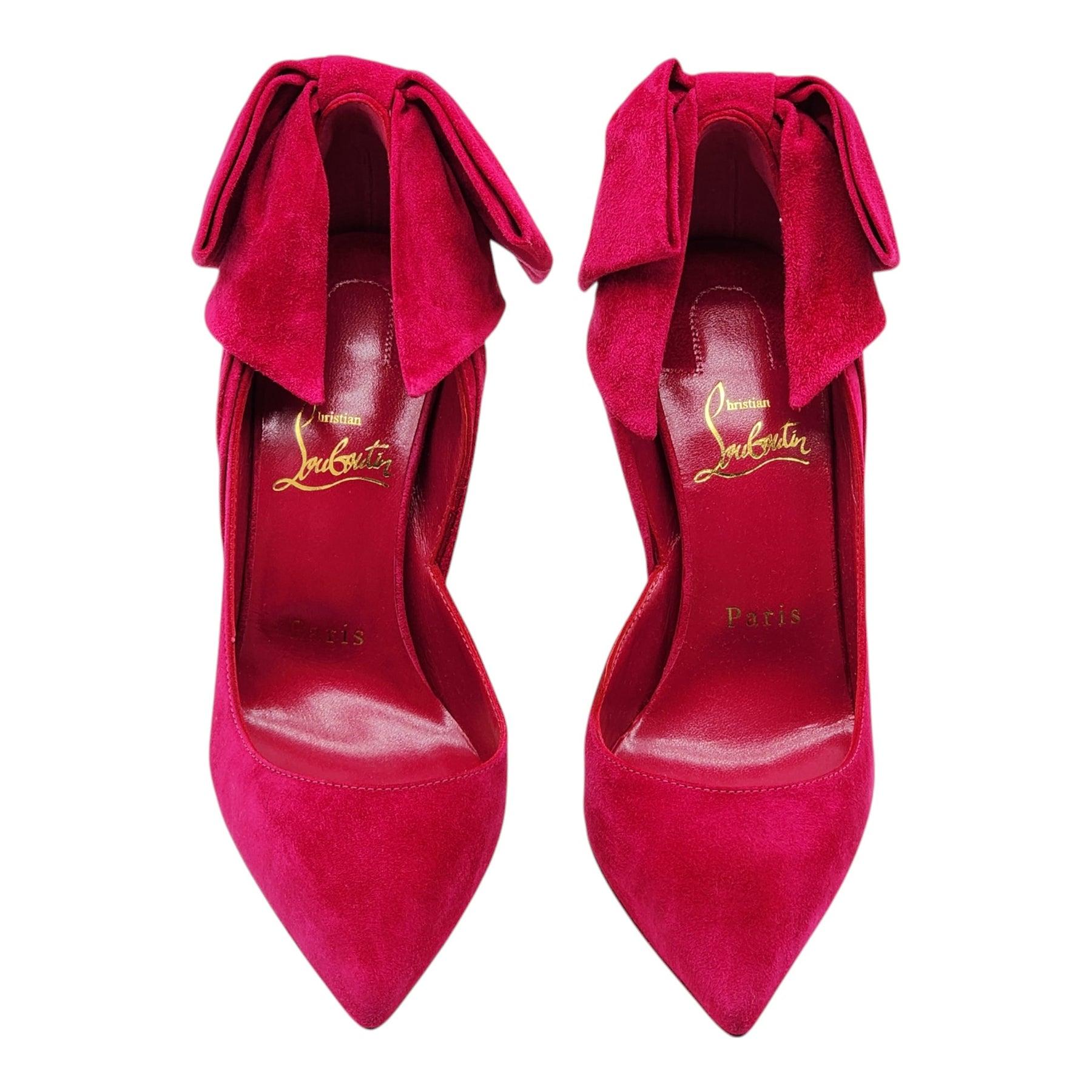 Christian Louboutin Rabakate Escarpins en daim en rose.

Informations complémentaires :
MATERIAL : Suède
Couleur : rose
Taille : 36 IT (5.5 US)
Pays : Italie
Dimension : Hauteur du talon 4