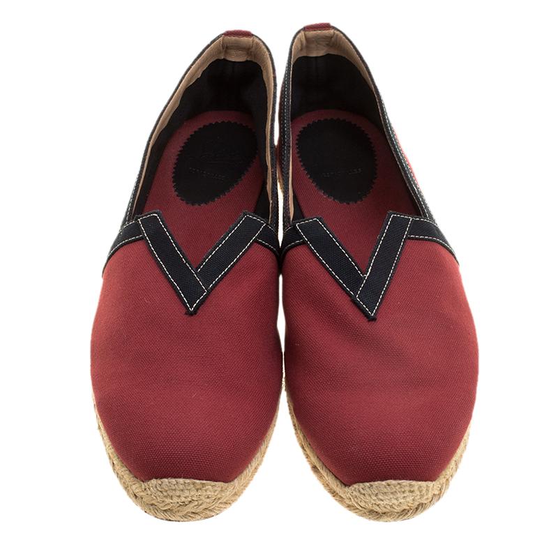 Lightweight and versatile, these Eos Espadrilles from Christian Louboutin are meticulously crafted in a red canvas body. The pair is easy to slip in and out owing to its slip-on construction. Set on a comfortable rubber sole these shoes make for the