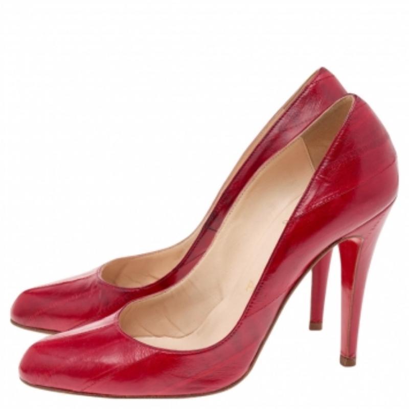 Cette paire d'escarpins Christian Louboutin est réalisée en cuir d'anguille. Exemple splendide de luxe et de classe, ces beautés sont dotées de bouts ronds, de talons hauts et d'une ravissante teinte rouge.