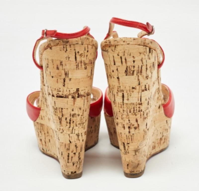 Sandales compensées à lanières en cuir rouge Christian Louboutin, taille 38.5 État moyen - En vente à Dubai, Al Qouz 2