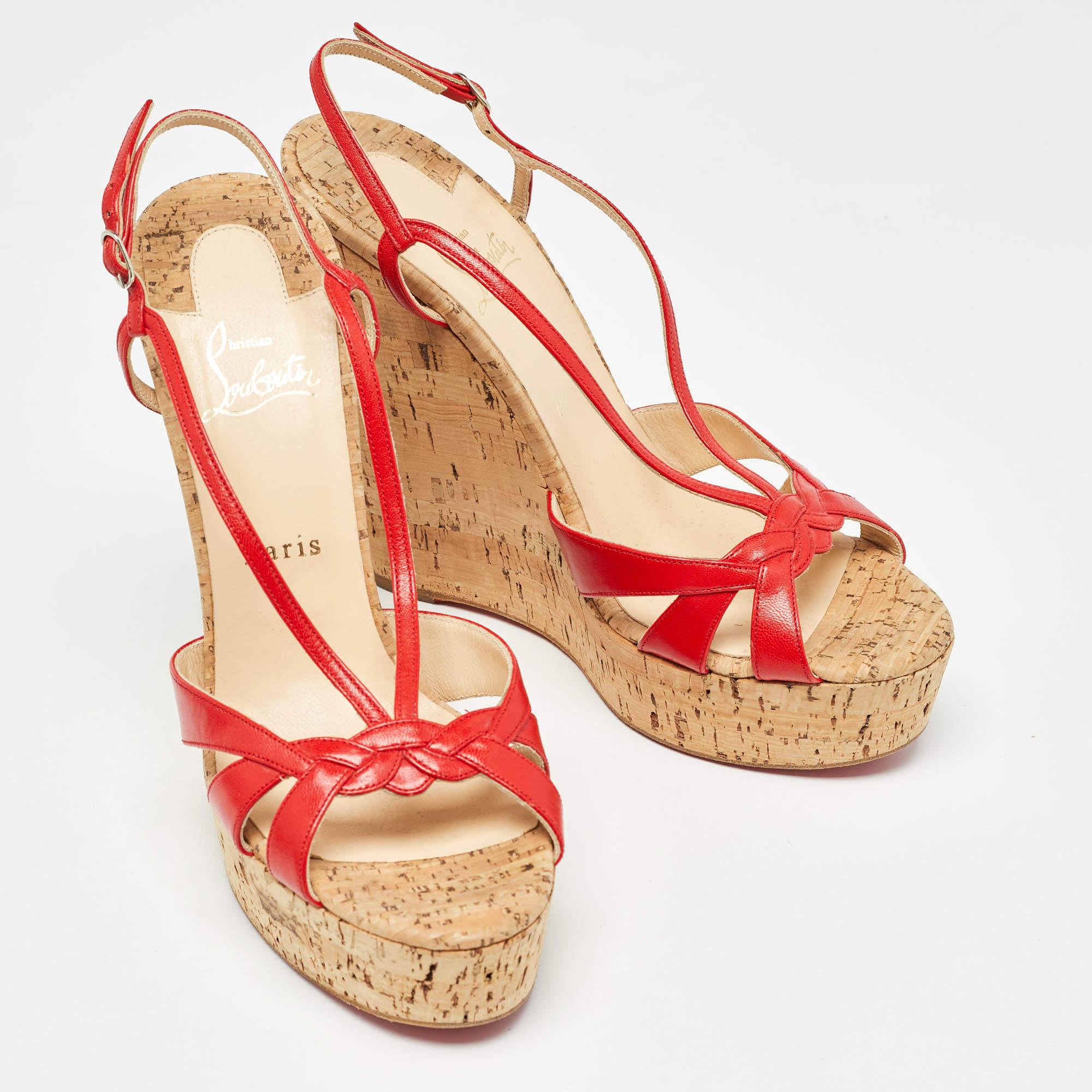 Christian Louboutin Sandali con zeppa in pelle rossa e sughero taglia 40 In condizioni buone a Dubai, Al Qouz 2