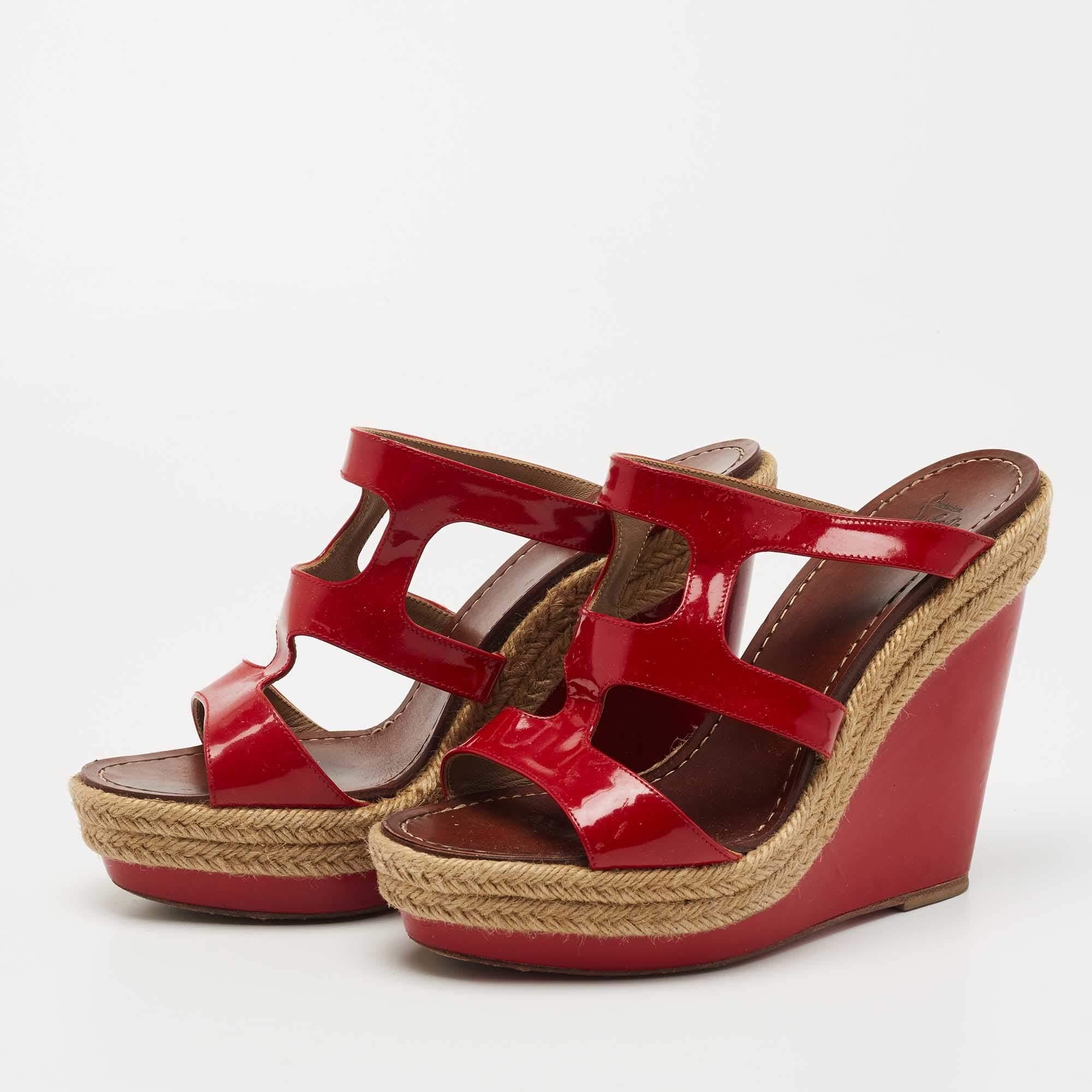 These sandals will frame your feet in a luxe manner. Crafted from quality materials, they display a classy design and comfortable insoles.