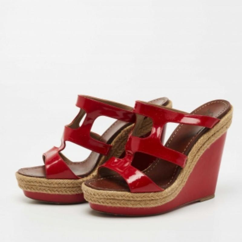 Ces sandales encadreront vos pieds de manière luxueuse. Fabriquées à partir de matériaux de qualité, elles présentent un design élégant et des semelles intérieures confortables.