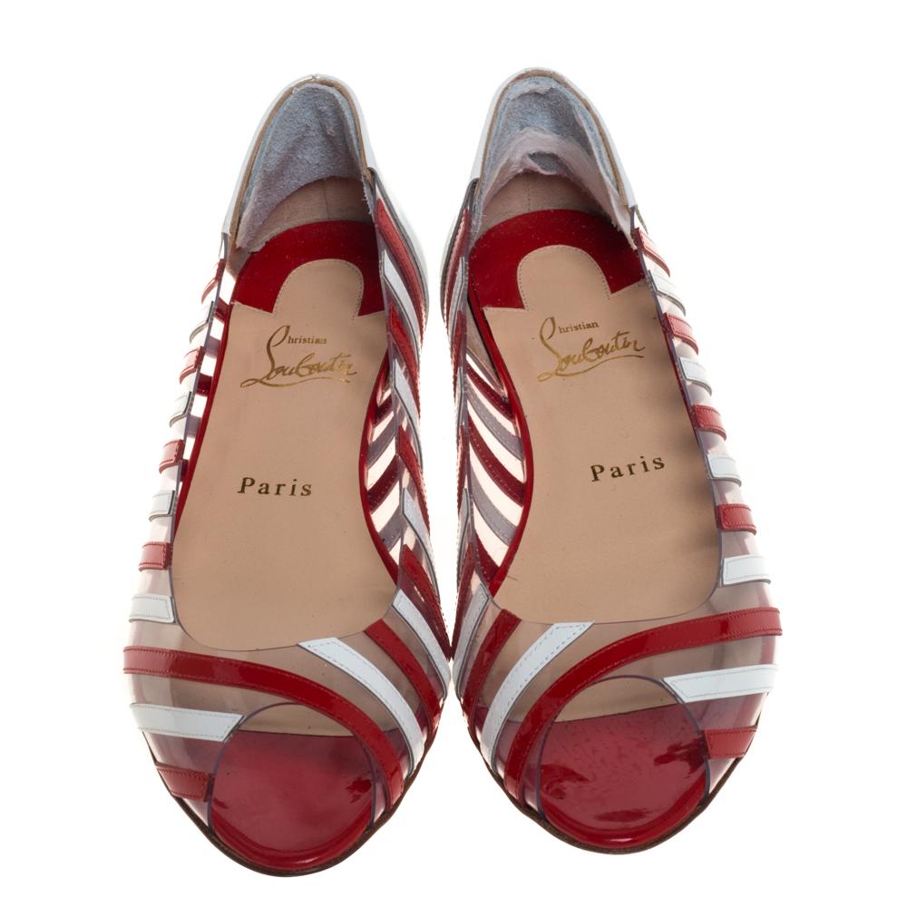 These Christian Louboutin ballet flats are simply elegant and luxe. Crafted from red and white patent leather and PVC, they flaunt peep toes and come endowed with comfortable leather-lined insoles. They are complete with the signature red-lacquered