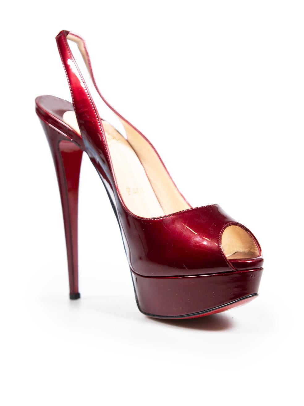 La condizione è buona. Sono evidenti lievi segni di usura sulle scarpe, con scolorimento sulla parte anteriore delle solette, intorno all'area della punta, sui lati delle scarpe e sulle piattaforme. Le punte anteriori presentano lievi abrasioni e i