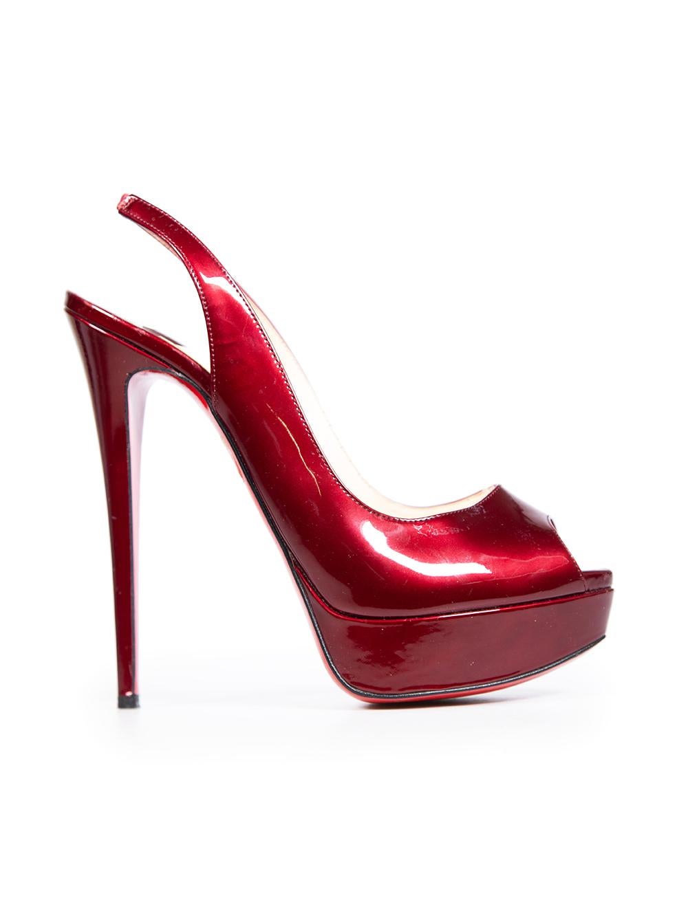 CONDIT ist gut. Leichte Abnutzungserscheinungen an den Schuhen sind offensichtlich, es gibt Verfärbungen an der Vorderseite der Einlegesohlen, um den Peep-Toe-Bereich, an den Seiten der Schuhe und den Plattformen. Die vorderen Spitzen haben leichte