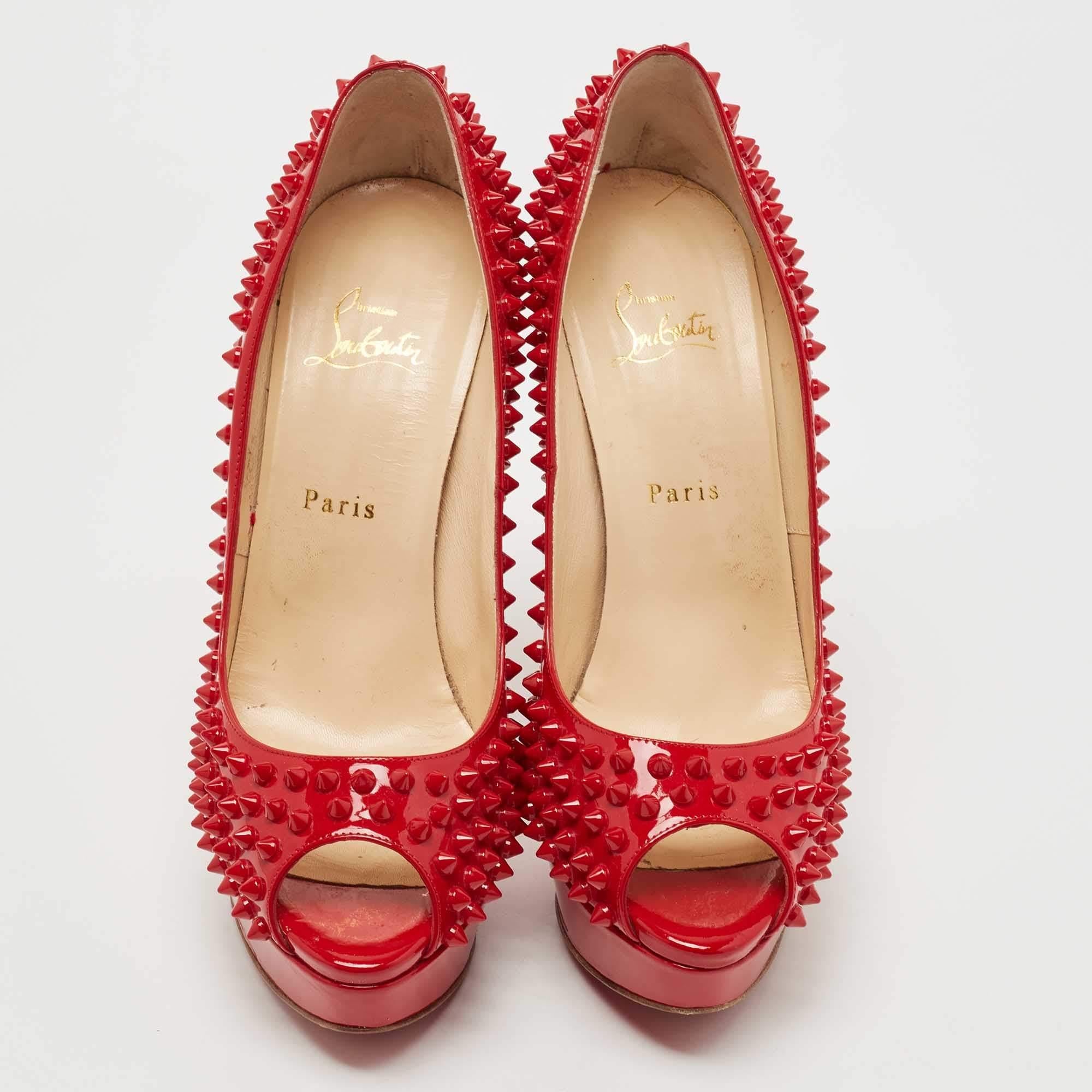 Stand out from the crowd with this pair of Christian Louboutin pumps that exude high fashion with class. Crafted from patent leather, this is a creation from their Lady Peep collection. It features a red shade shade with spike detailing and a glossy