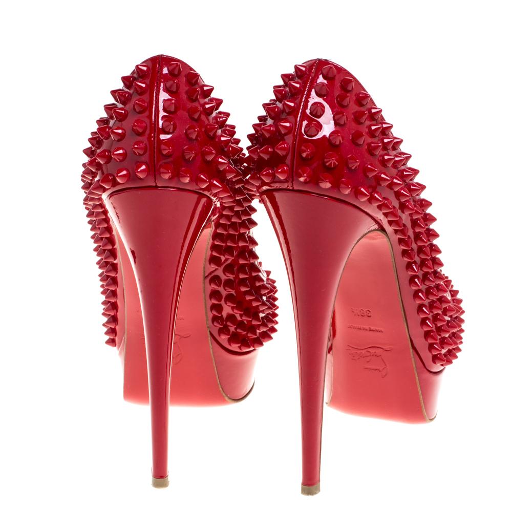 Christian Louboutin Rot Lackleder Dame Peep Toe Spike Pumps Größe 38.5 im Zustand „Gut“ in Dubai, Al Qouz 2