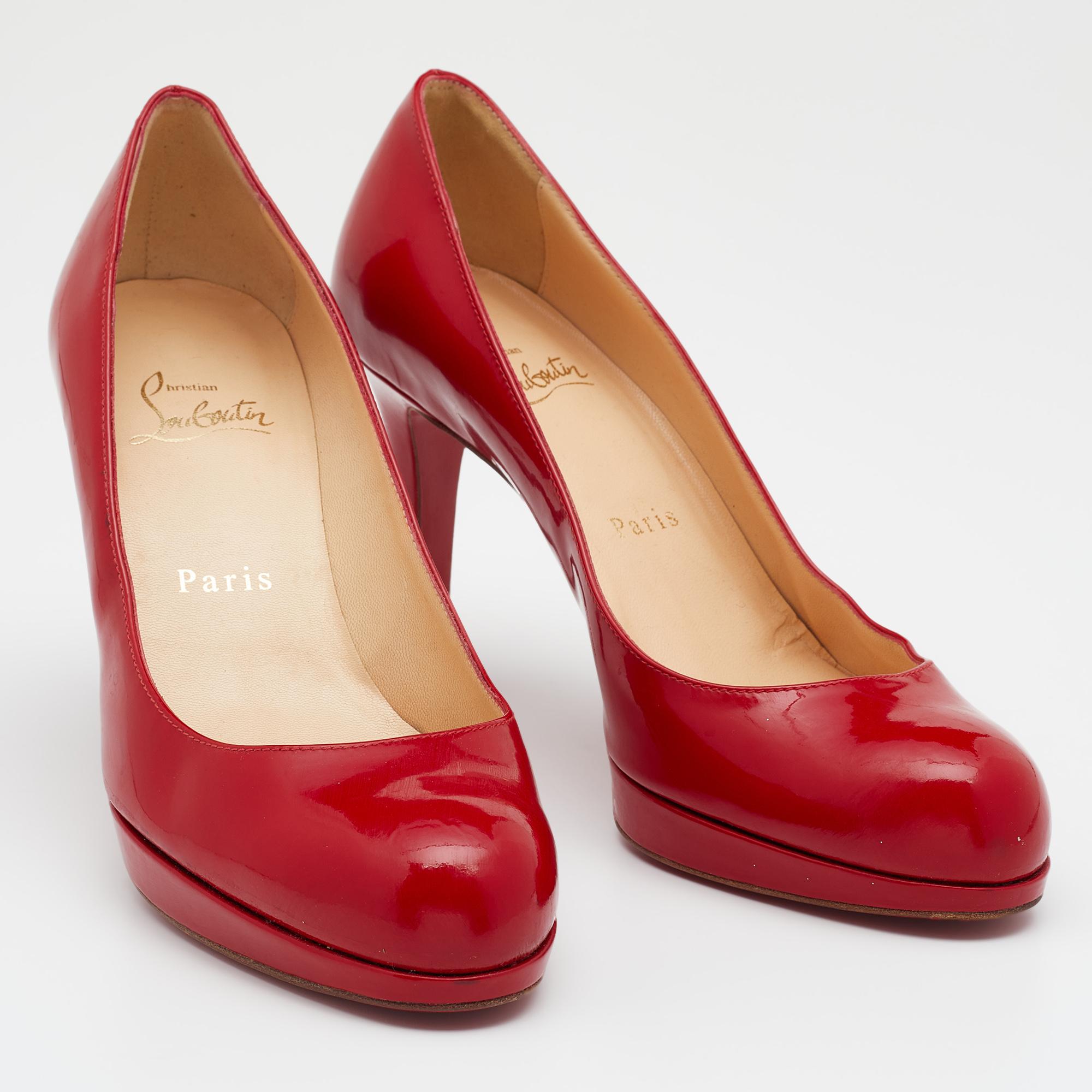 The 9cm heels and platforms of this pair of Christian Louboutin pumps will add a classic update to your ensemble. Created from patent leather, its signature red-lacquered soles mark the heritage of the brand, and it embodies an architectural shape.

