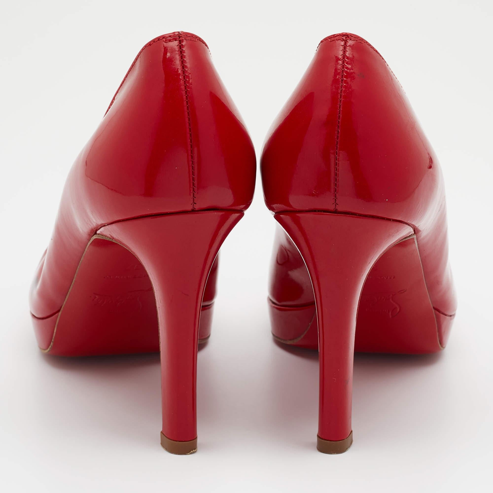 The 9cm heels and platforms of this pair of Christian Louboutin pumps will add a classic update to your ensemble. Created from patent leather, its signature red-lacquered soles mark the heritage of the brand, and it embodies an architectural shape.