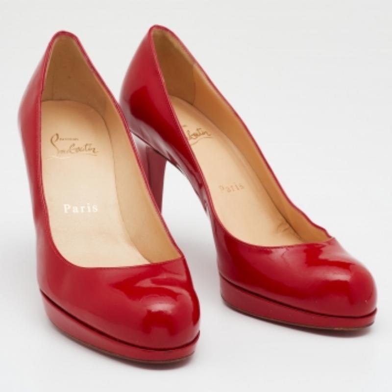 Christian Louboutin Bombas de plataforma sencillas de charol rojo nuevo tamaño 37 en Bueno estado para la venta en Dubai, Al Qouz 2