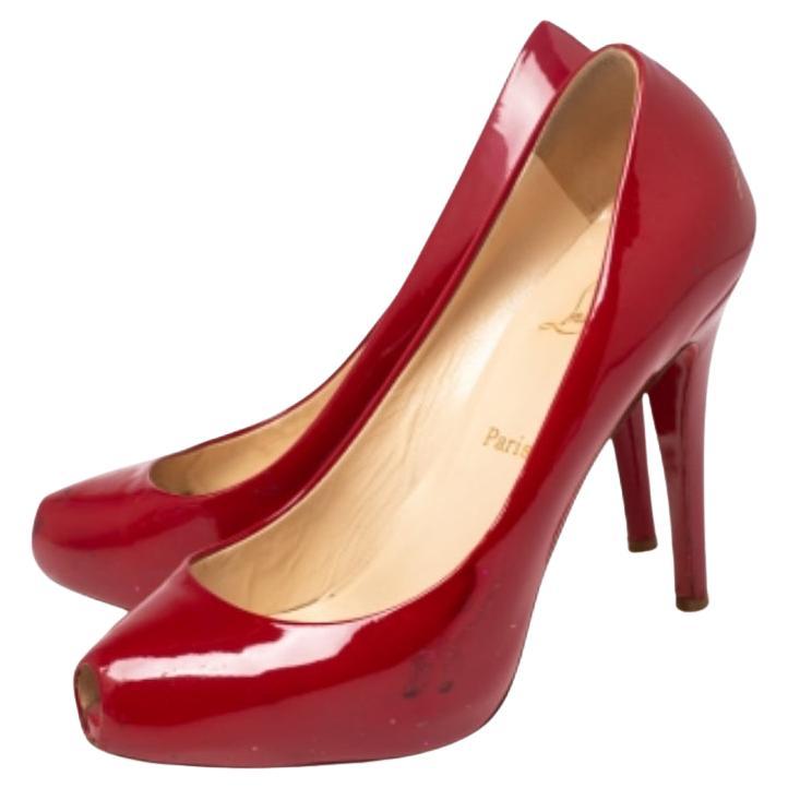 Rehaussez votre look de tous les jours en arborant ces escarpins en cuir verni. Votre style quotidien sera parfait avec cette paire de Christian Louboutin. Ces escarpins sont dotés de bouts ronds et de talons de 12 cm soutenus par des plates-formes.