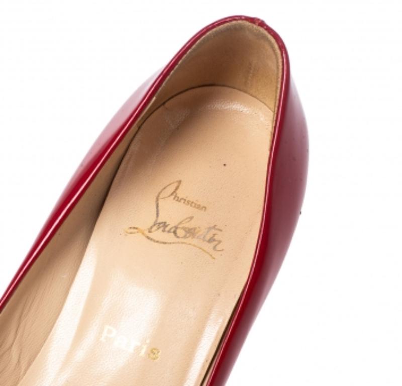 Christian Louboutin escarpins à bout ouvert en cuir verni rouge, taille 38 État moyen à Dubai, Al Qouz 2