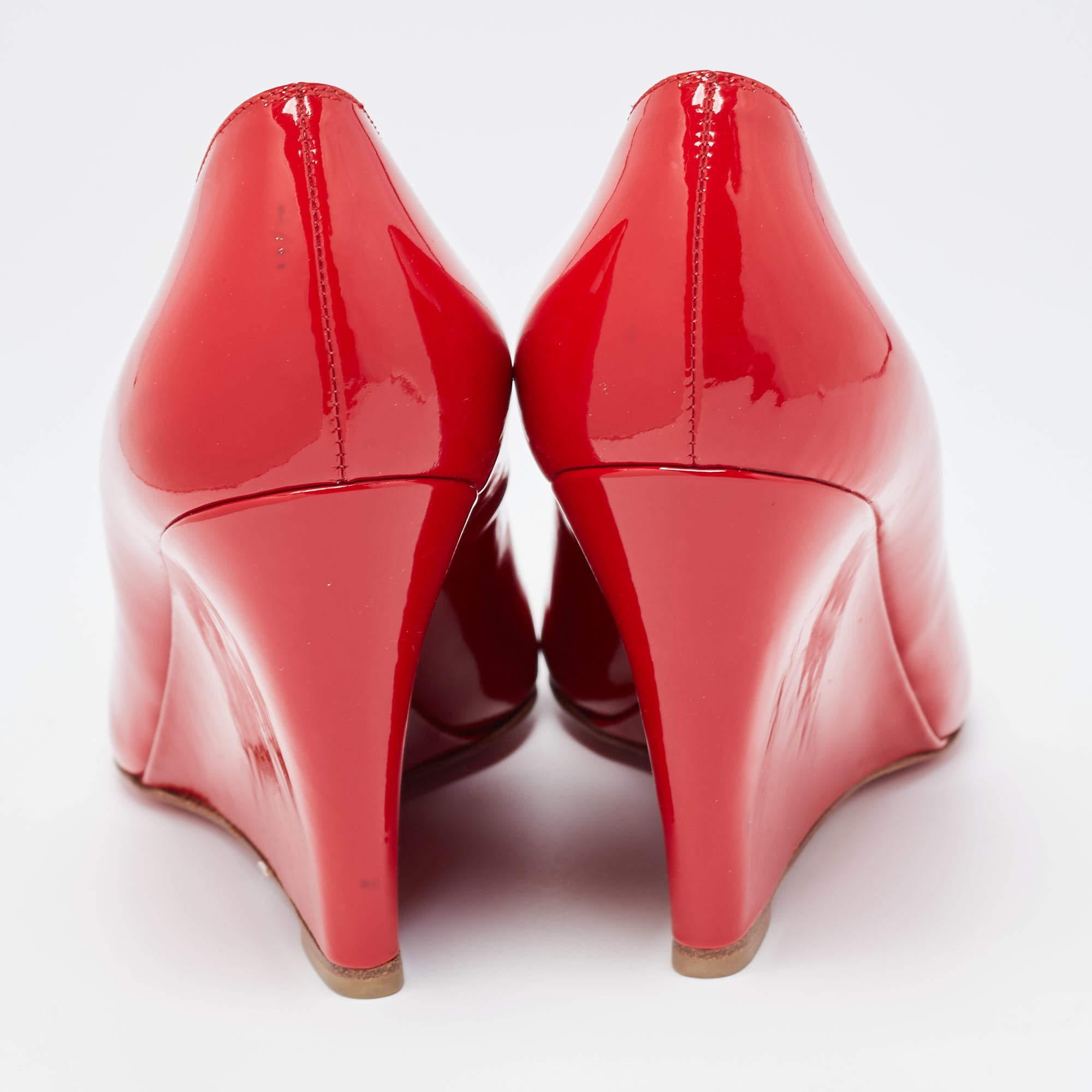 Christian Louboutin Red Patent Leather Ron Ron Wedge Pumps Size 38.5 In Excellent Condition For Sale In Dubai, Al Qouz 2