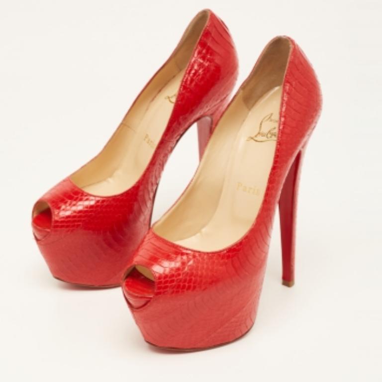 Perfectly sewn and finished to ensure an elegant look and fit, these Christian Louboutin pumps are a purchase you'll love flaunting. They look great on the feet.