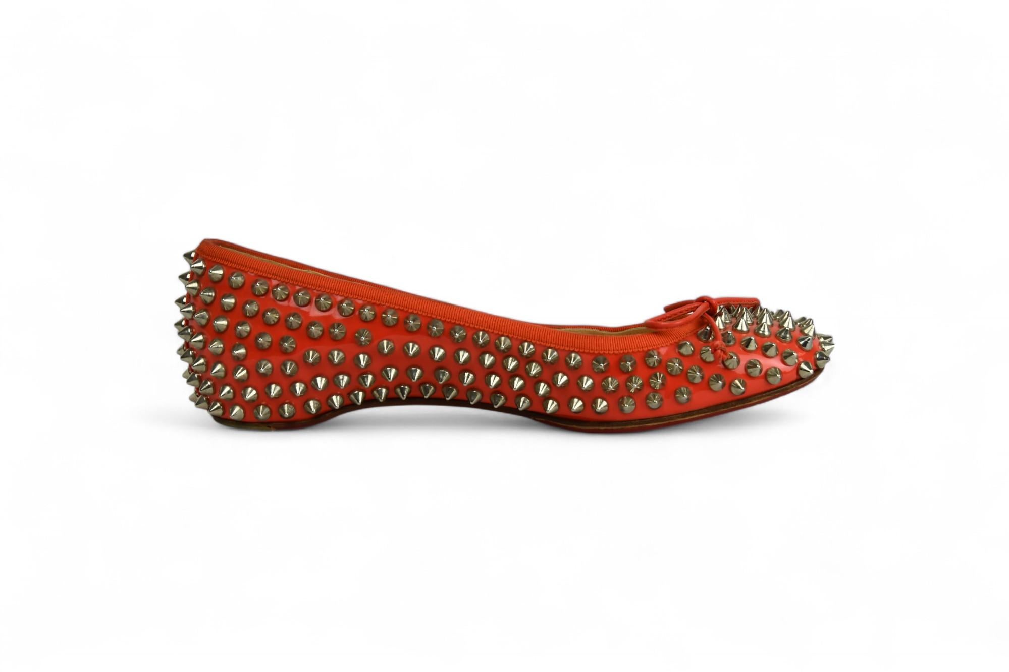 Christian Louboutin - Chaussures vernies rouges cloutées  Taille 6.5 US Bon état - En vente à West Hartford, CT
