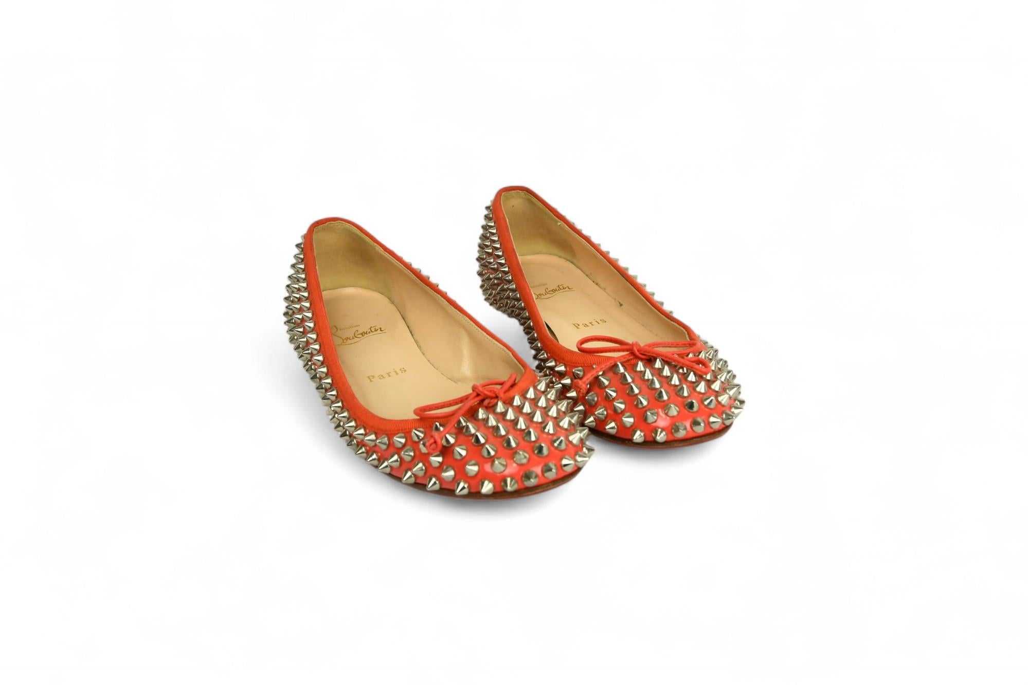 Christian Louboutin - Chaussures vernies rouges cloutées  Taille 6.5 US Pour femmes en vente