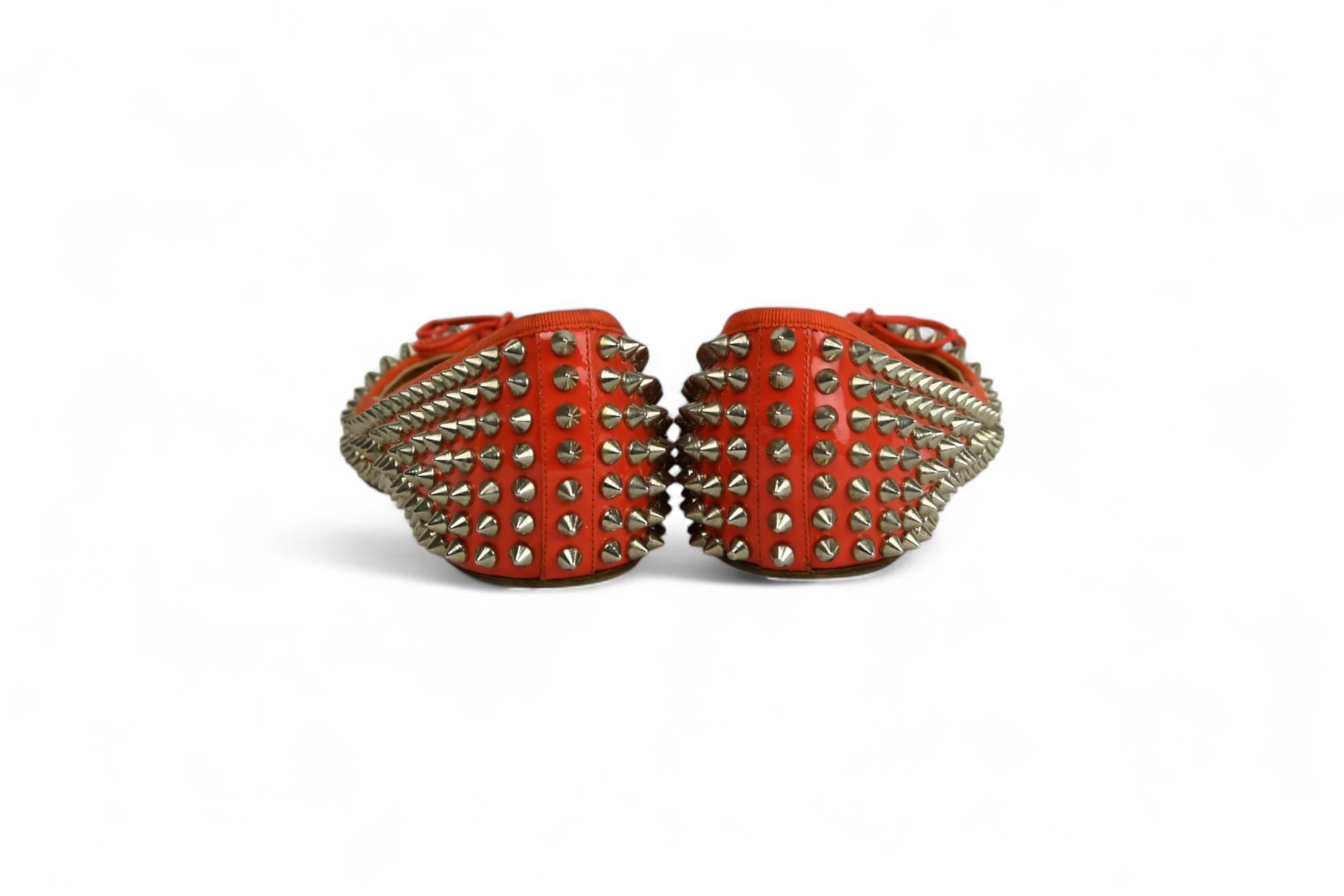 Christian Louboutin - Chaussures vernies rouges cloutées  Taille 6.5 US en vente 1