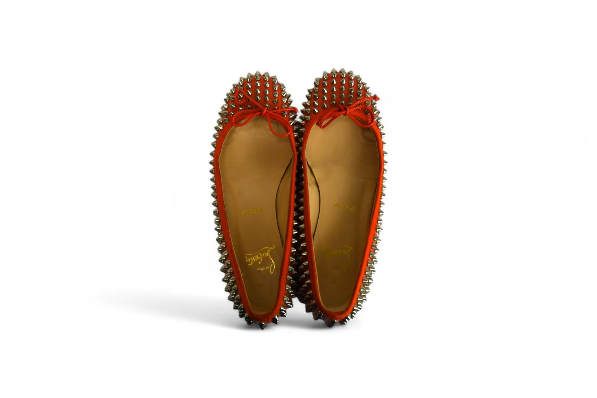 Christian Louboutin - Chaussures vernies rouges cloutées  Taille 6.5 US en vente 2