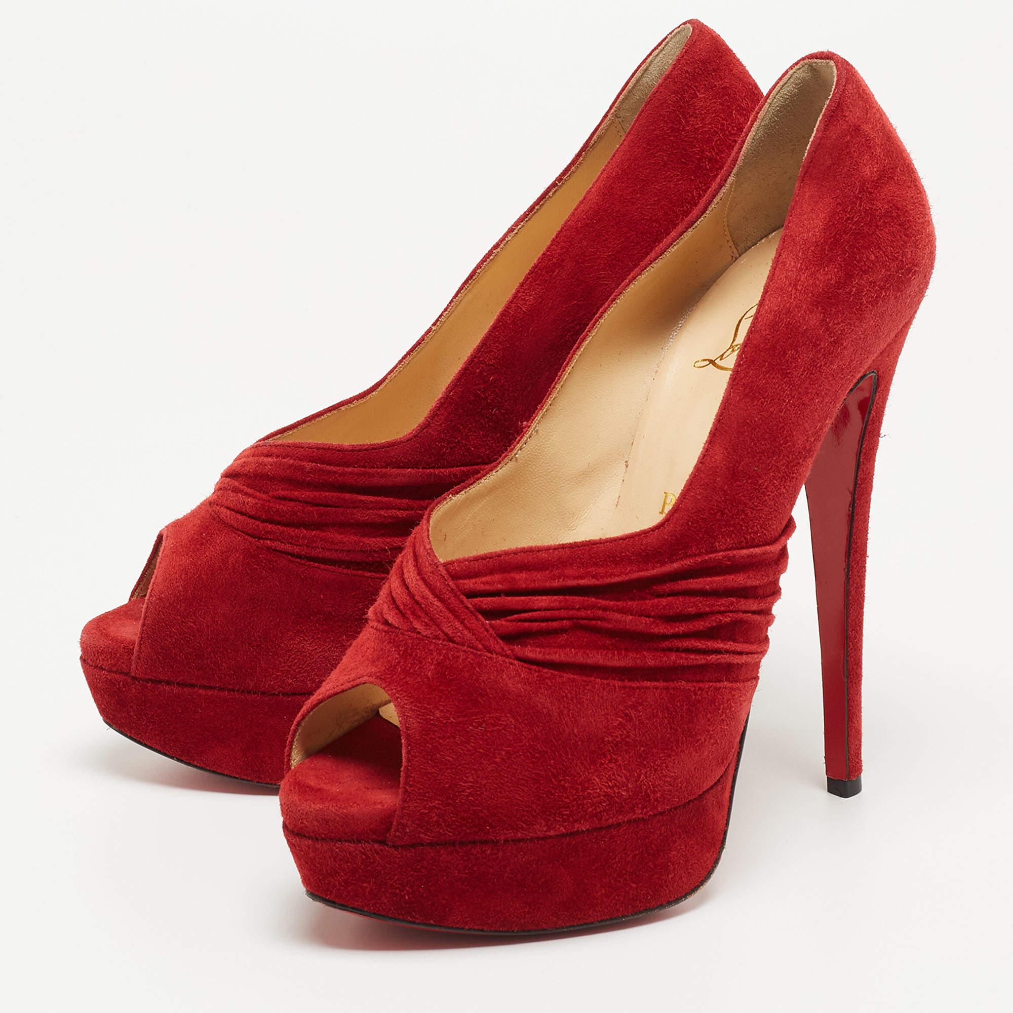 Faites preuve de chic avec ces escarpins de créateur. Elles présentent des talons robustes et des semelles durables, parfaits pour vos sorties à la mode !