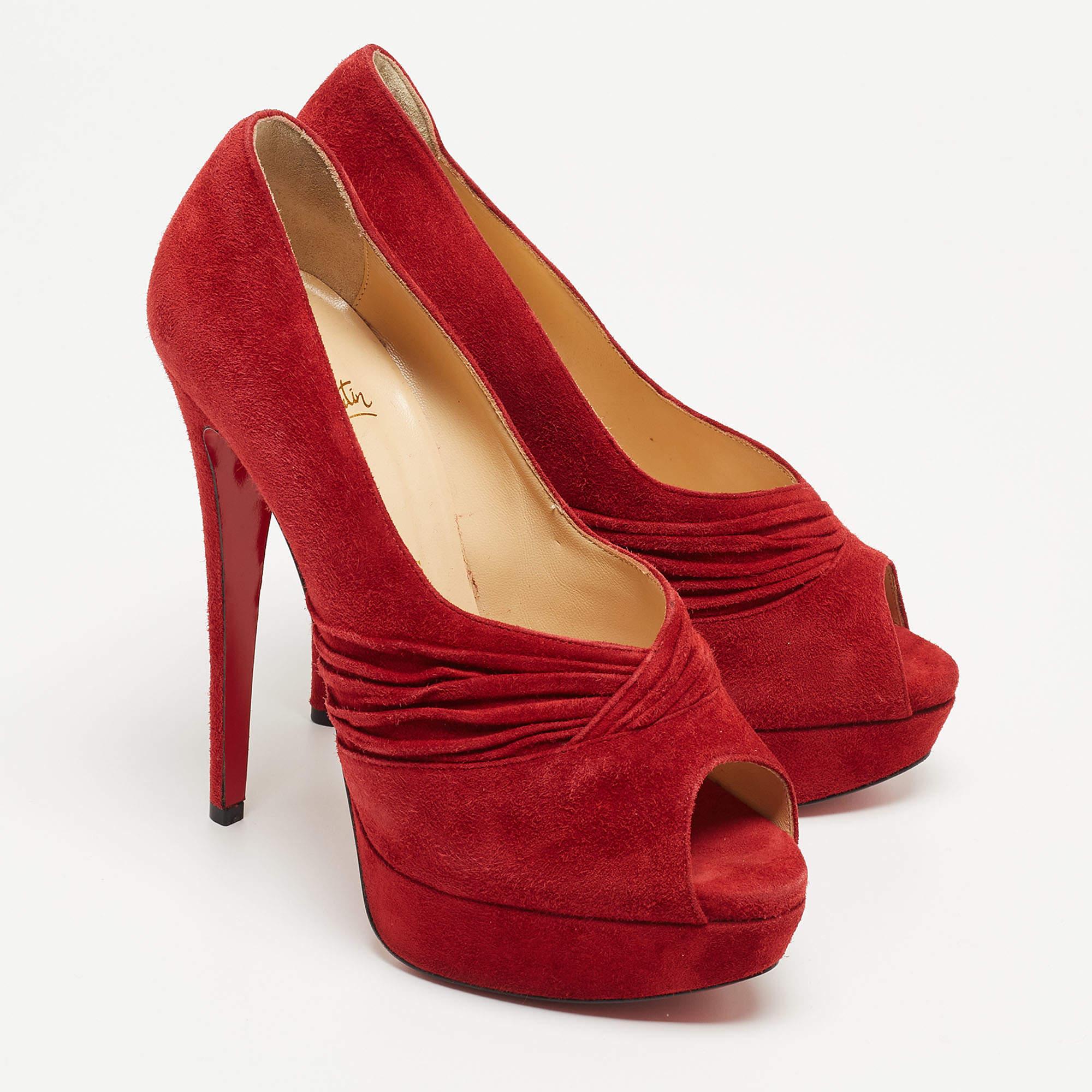 Christian Louboutin escarpins Drapadita en daim rouge taille 38 État moyen - En vente à Dubai, Al Qouz 2