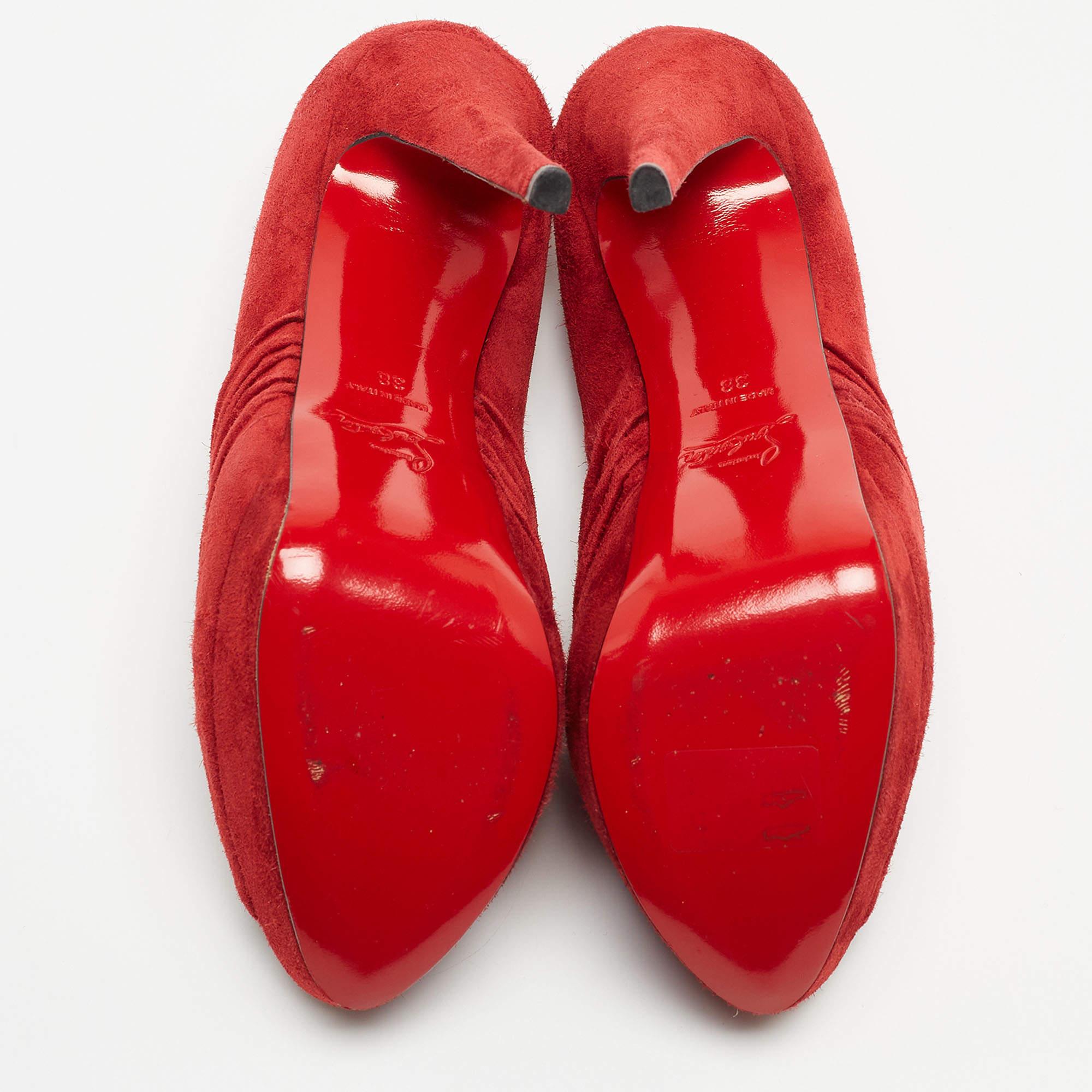 Christian Louboutin escarpins Drapadita en daim rouge taille 38 en vente 1
