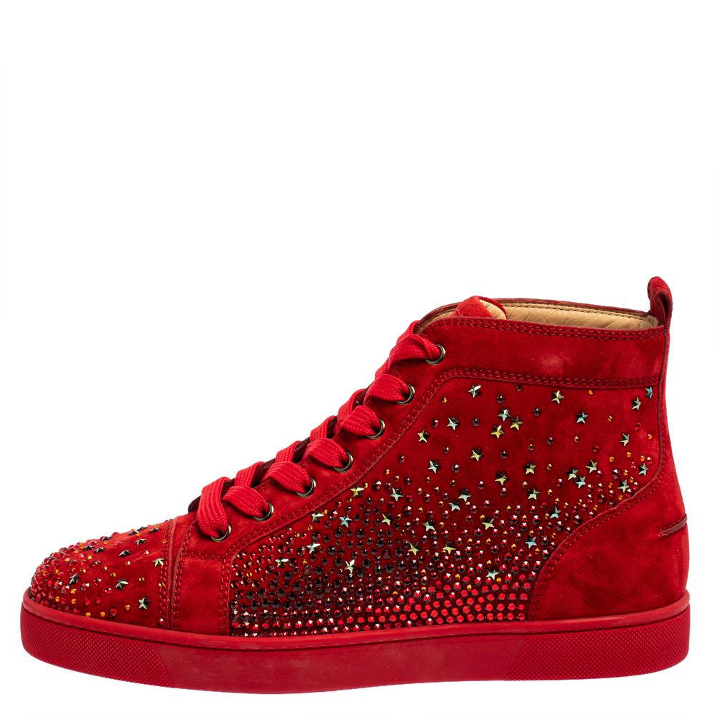 ¡Perfila tus looks sin esfuerzo con estas zapatillas altas Galaxtitude de Christain Louboutin! Se han confeccionado en ante rojo y presentan puntera redonda, cordones en los empeines y tiradores en los contrafuertes. Los deslumbrantes adornos del