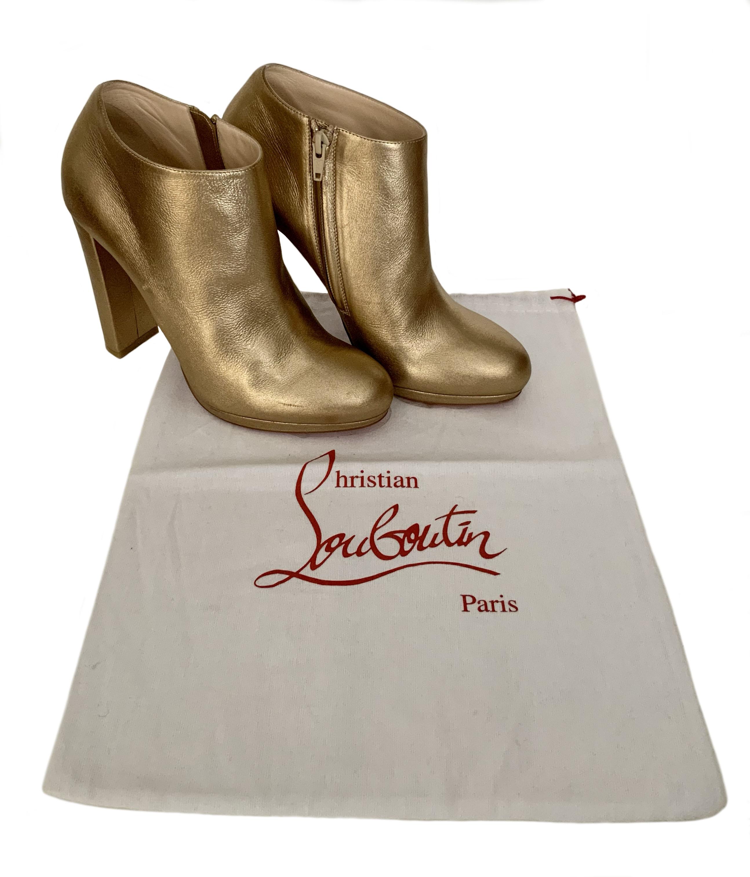 These chic and elegant Christian Louboutin Rock Ankle Boots are crafted in metallic gold textured leather.
They feature a covered block heel, a round shaped toe and a hidden side zipper. The signature red glossy sole completes the look. 

Material: