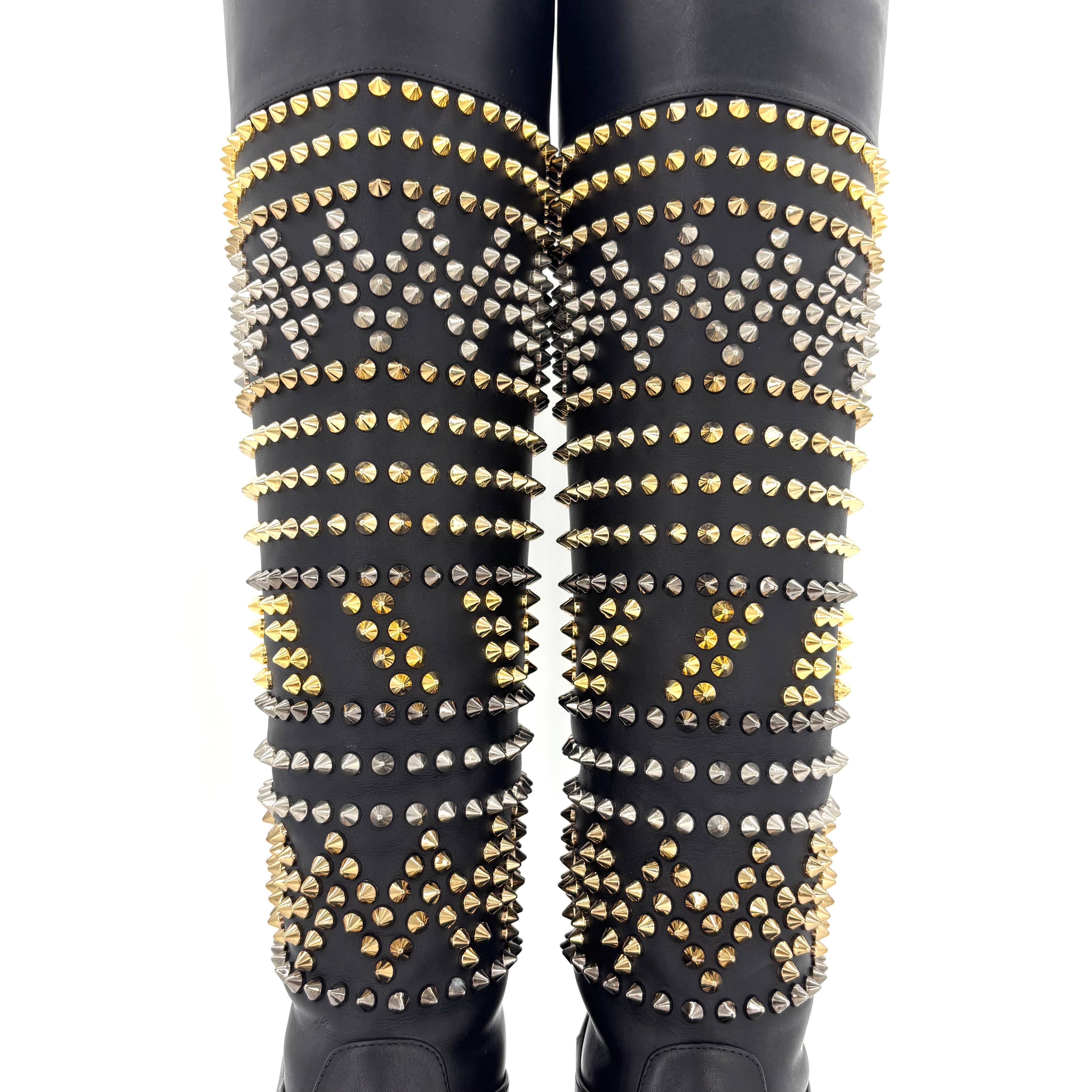 Christian Louboutin Rom Chic Botas planas de becerro con pinchos hasta la rodilla Calzado de mujer 37 en venta 2