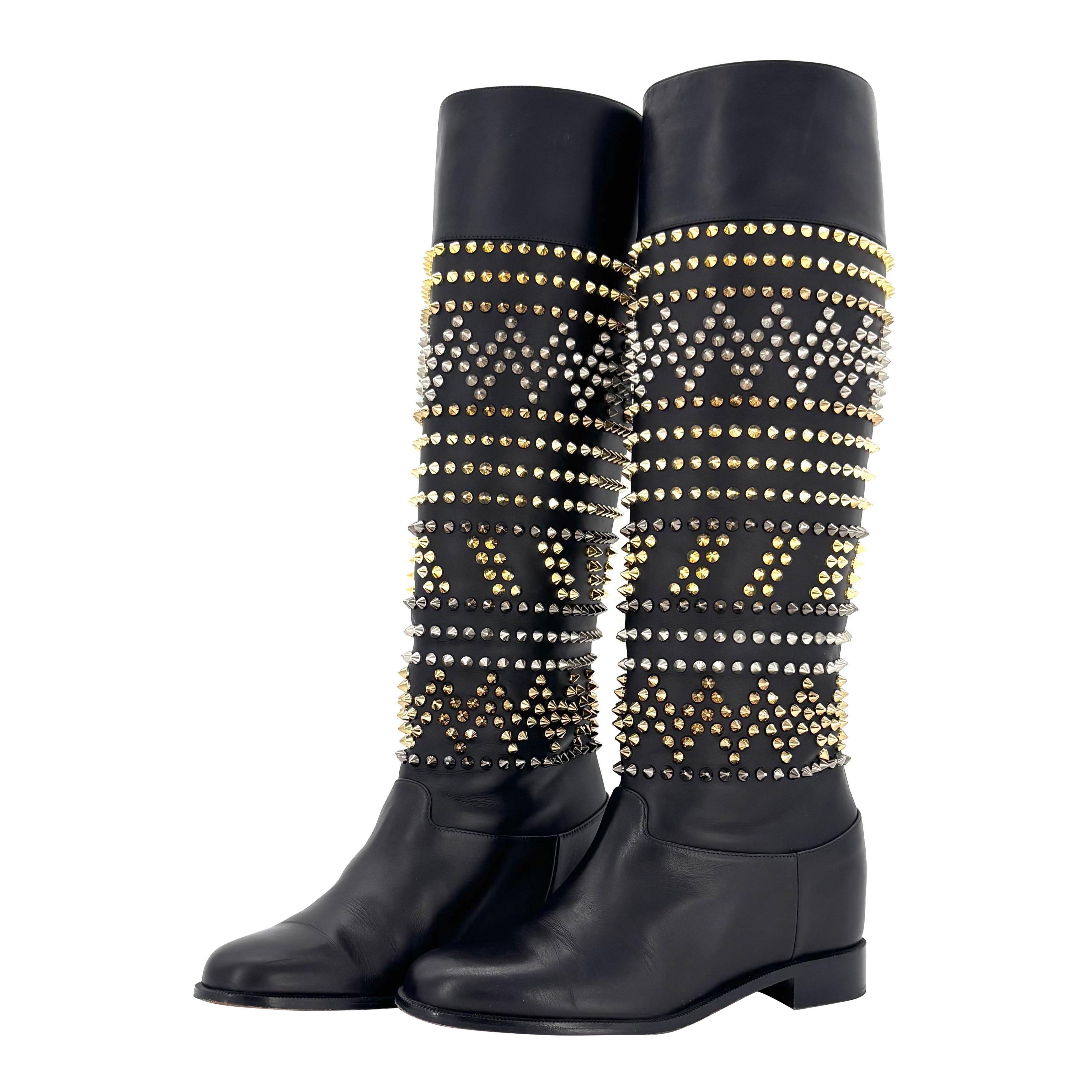 Christian Louboutin Rom Chic Botas planas de becerro con pinchos hasta la rodilla Calzado de mujer 37 en venta